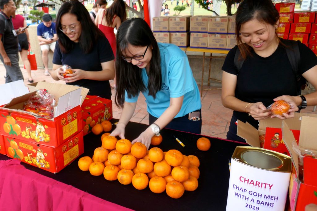 Chap Goh Meh, chinesischer Valentinstag in George Town, Malaysia. Vorbereitung der Orangen für das traditionelle Wurfritual.