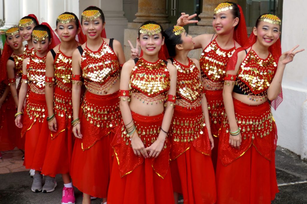 Chap Goh Meh, chinesischer Valentinstag in George Town, Malaysia. Junge Tänzerinnen aus dem Vorprogramm.