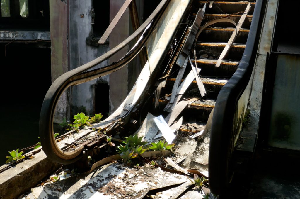 New World Mall, Bangkok. Rolltreppen-Reste in der Ruine.