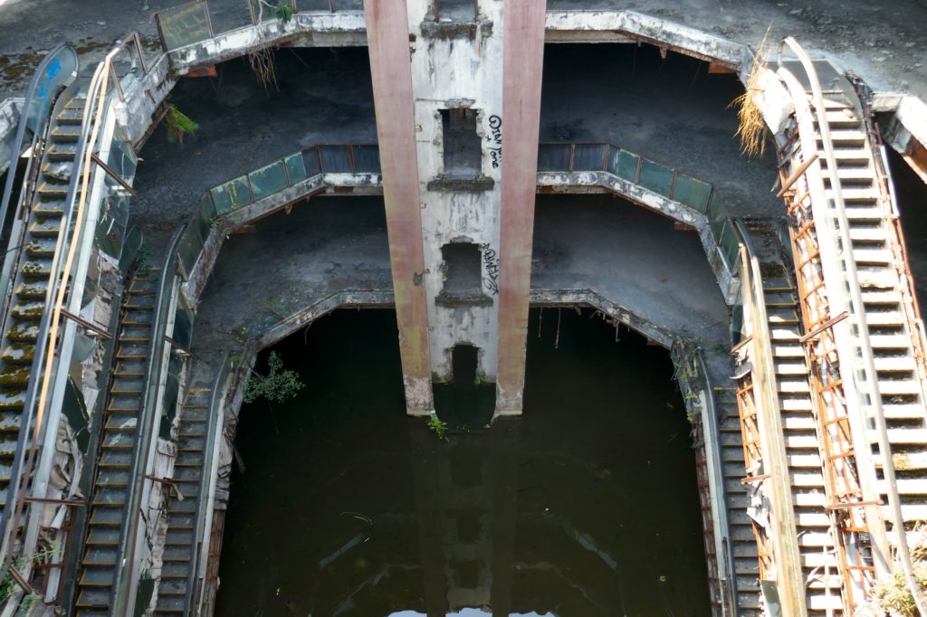 New World Mall, Bangkok. Blick von ganz oben ins Innere der Ruine.