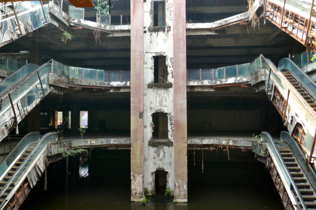 New World Mall, Bangkok. Früher belebtes Kaufhaus, jetzt verlassene Ruine.