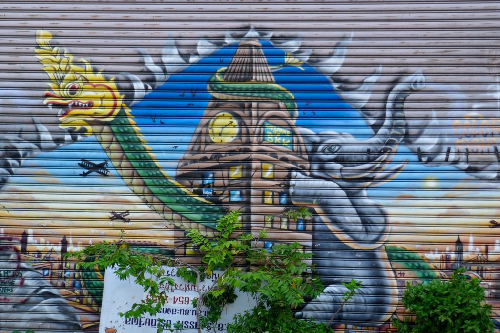 New World Mall, Bangkok. Mural an der Vorderseite des verlassenen Gebäudes.
