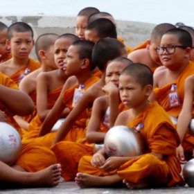 Songkran in Phuket Town. Novizen warten auf Tak Bat.