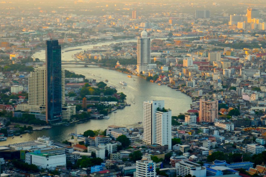 Blick auf das abendliche Bangkok mit dem Chao Phraya vom MahaNakhan Tower.