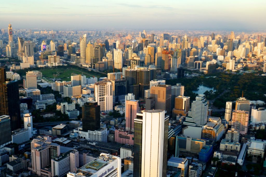 Blick vom MahaNakhon Tower auf den Moloch Bangkok.