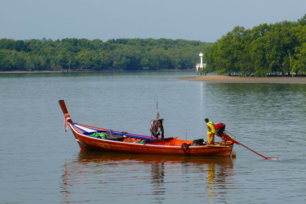 Ein kleines Boot verlässt den Hafen von Ranong.