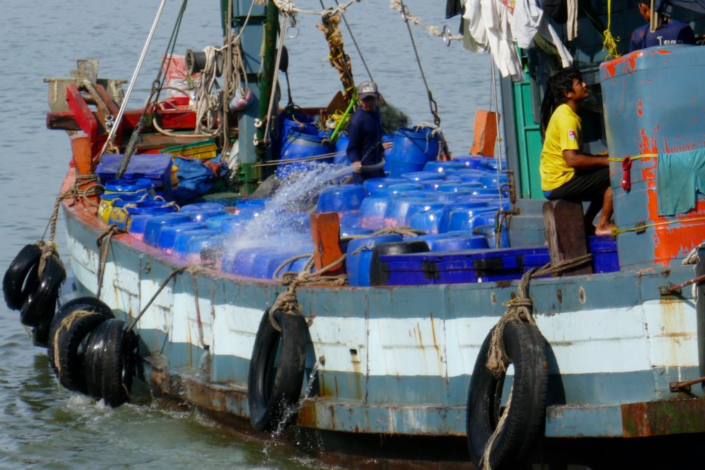 Hafen von Ranong. Auslaufender Fischkutter.