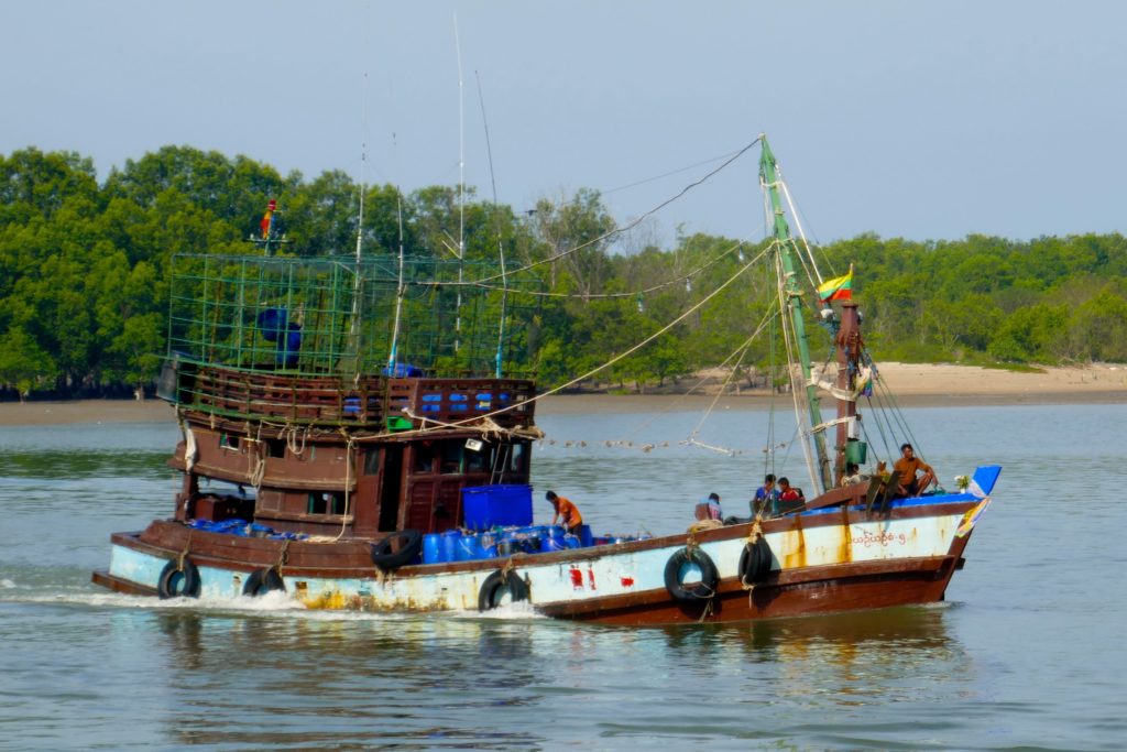 Hafen von Ranong. Ein Fischkutter kehrt zurück.