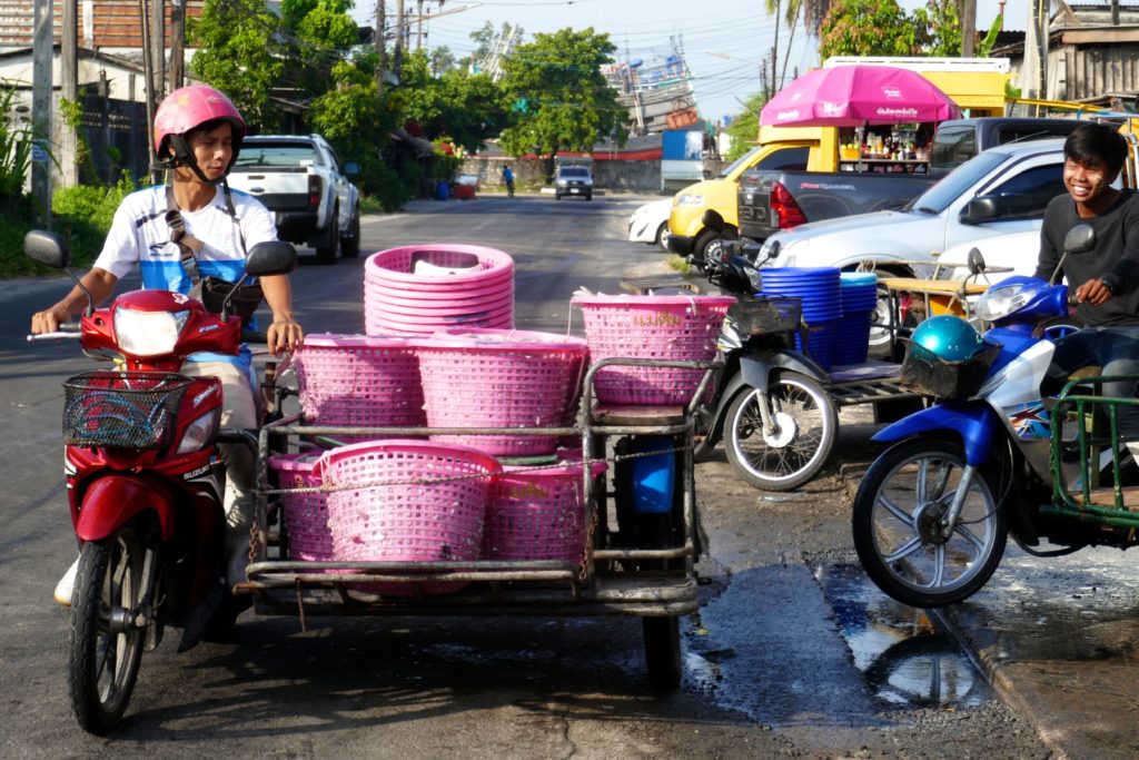 Fischmarkt von Ranong. Abtransport von frischem Fisch.