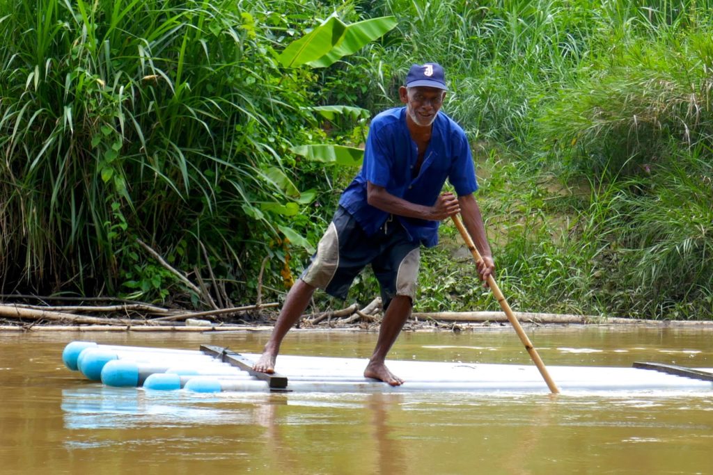 Menschen in Ranong. Flossfahrt in der grünen Umgebung der Provinzhauptstadt ranong.