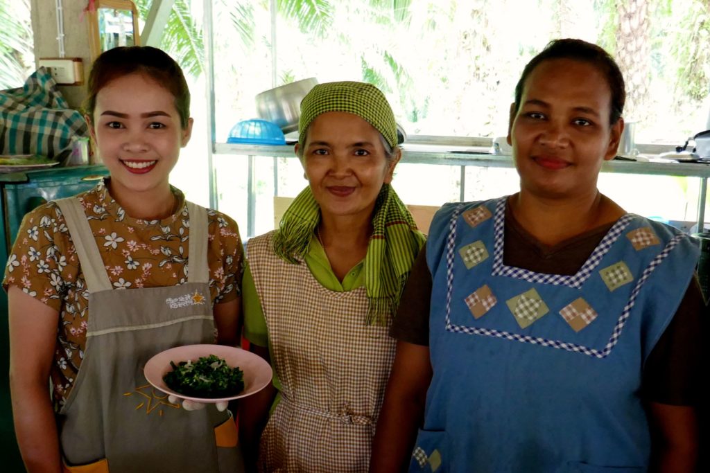 Menschen in Ranong. Drei Damen, die für thailändische Gaumenfreuden sorgen.