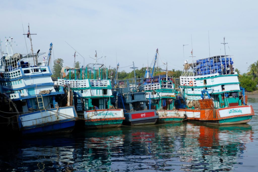 Bunte Boote im Hafen von Ranong.