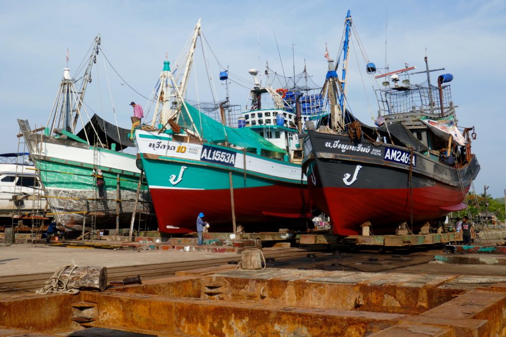 Hafen von Ranong. Aufgedeckte Kutter auf dem Werftgelände.