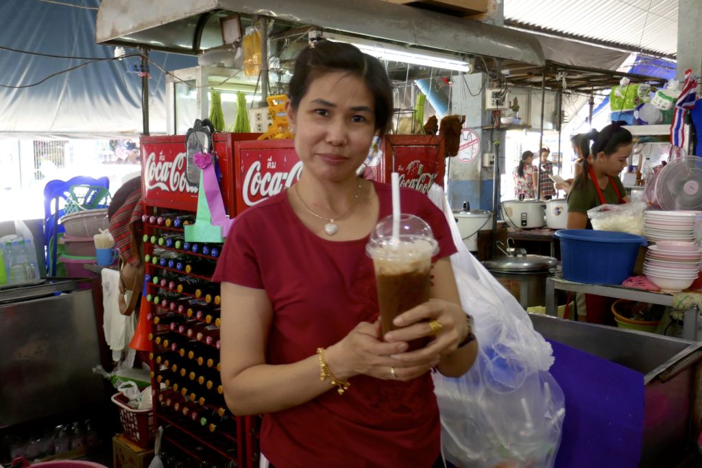 Menschen in Ranong. Kaffee auf dem Muang Ranong Municipal Food Market.