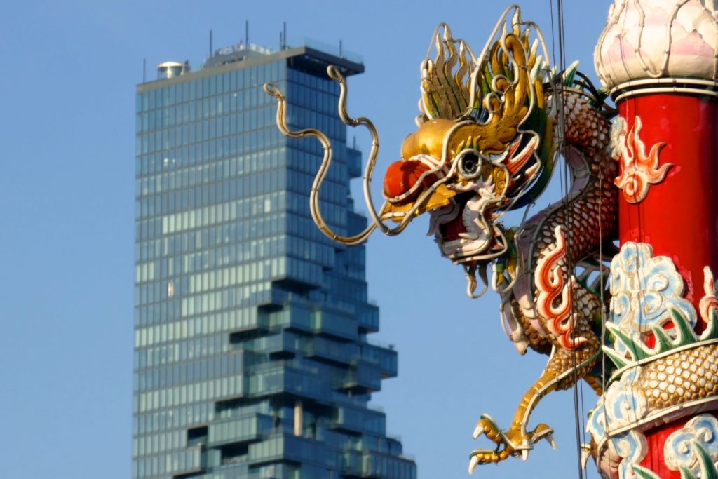 Bangkok: Blick auf den MahaNakhon Tower vom Teochew Chinese Cemetary.
