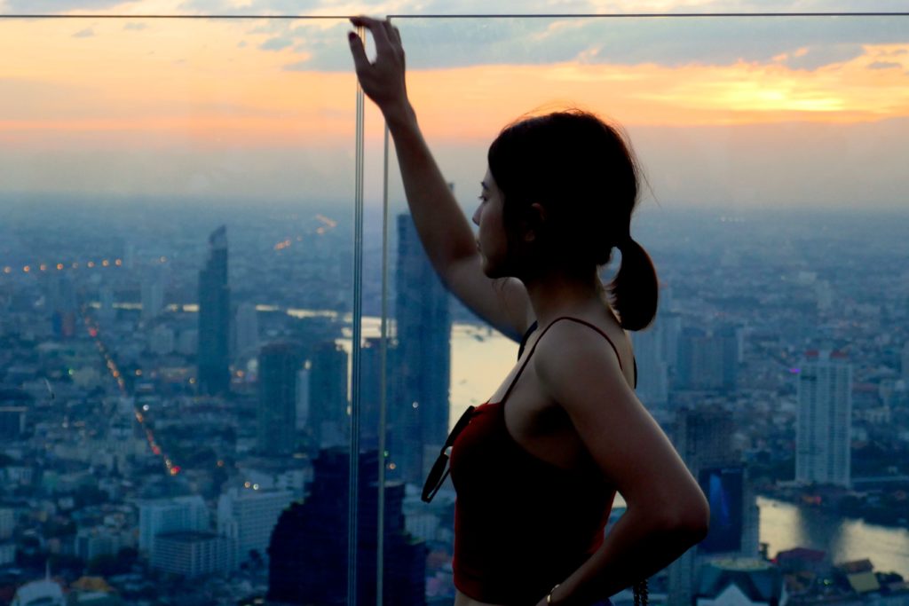 Blick von der Aussichtsplattform des MahaNakhon Tower in der Abendstimmung.