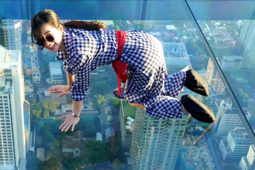 MahaNakhon Tower, Bangkok. Posieren auf dem Glasboden des Skywalk.