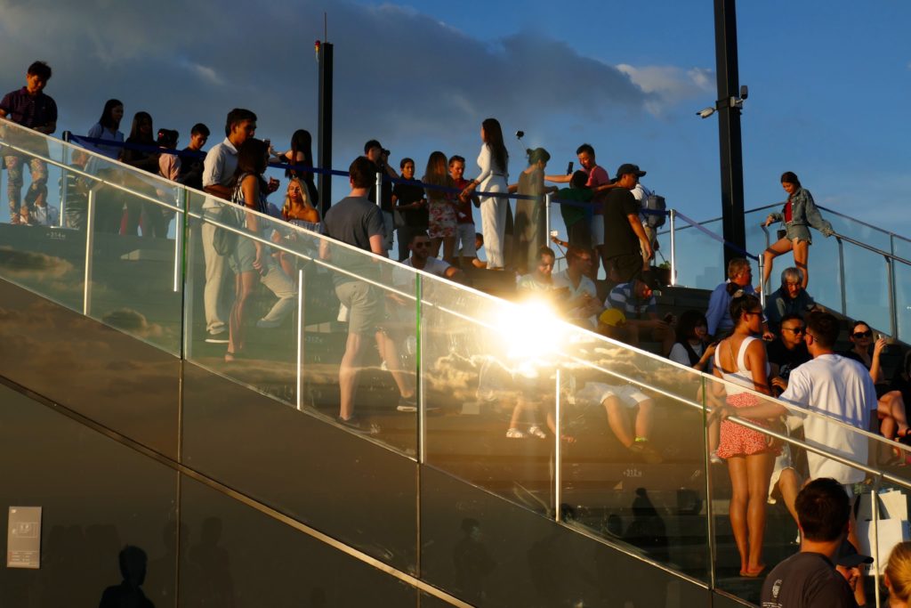 Sonnenuntergangsstimmung auf dem MahaNakhon Tower in Bangkok.