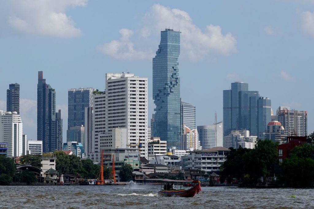 Blick auf die Skyline von Bangkok (Bildmitte: MahaNakhon Tower) vom Chao Phraya aus.