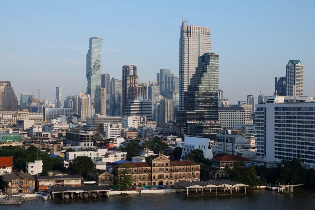 Blick von der Shopping Mall Iconsiam auf die Skyline von Bangkok mit dem markanten MahaNakhon Tower.
