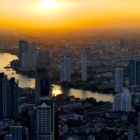 Blick vom MahaNakhon Tower: Sonnenuntergang über Bangkok.