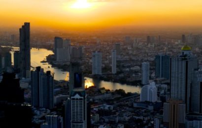 Blick vom MahaNakhon Tower: Sonnenuntergang über Bangkok.