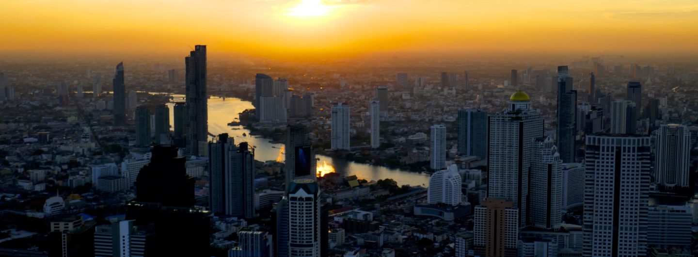 Blick vom MahaNakhon Tower: Sonnenuntergang über Bangkok.