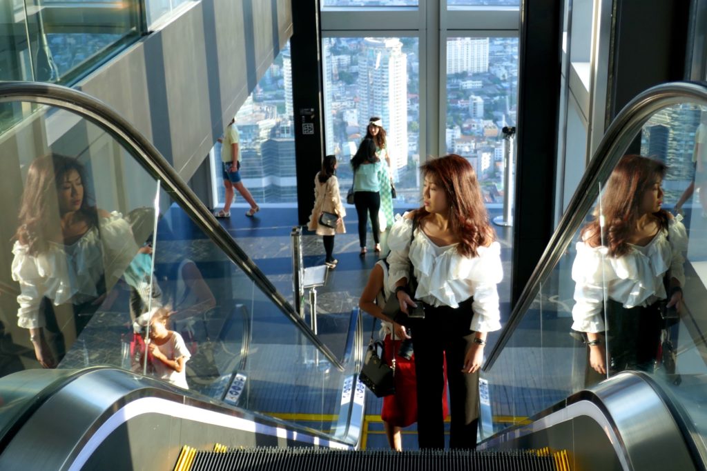 MahaNakhon Tower, Bangkok. Auf der Rolltreppe, die letzten Meter nach ganz oben.