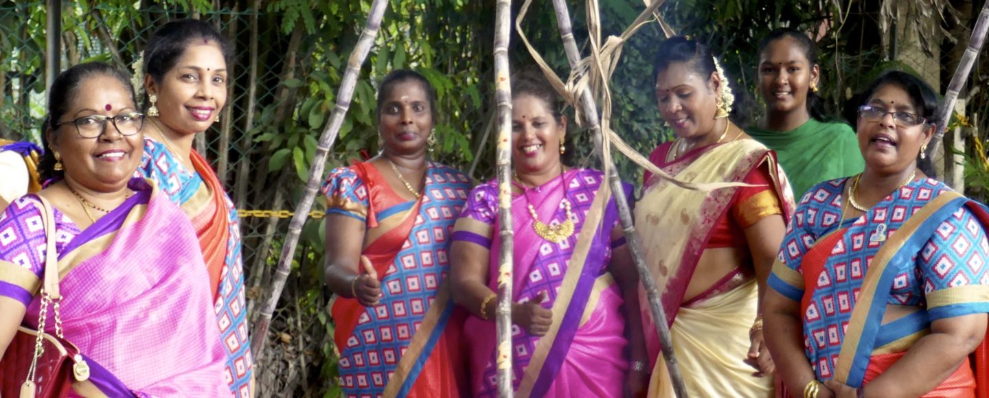 Pongal, indisches Erntedankfest in George Town, Malaysia. Frauen in bunten Saris.