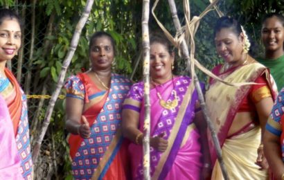 Pongal, indisches Erntedankfest in George Town, Malaysia. Frauen in bunten Saris.