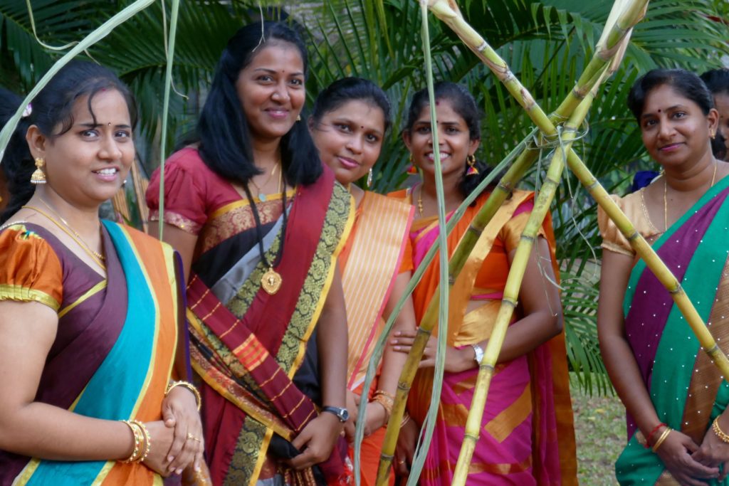 Pongal in George Town, Malaysia. Frauen in farbenfrohen Saris beim indischen Erntedankfest.