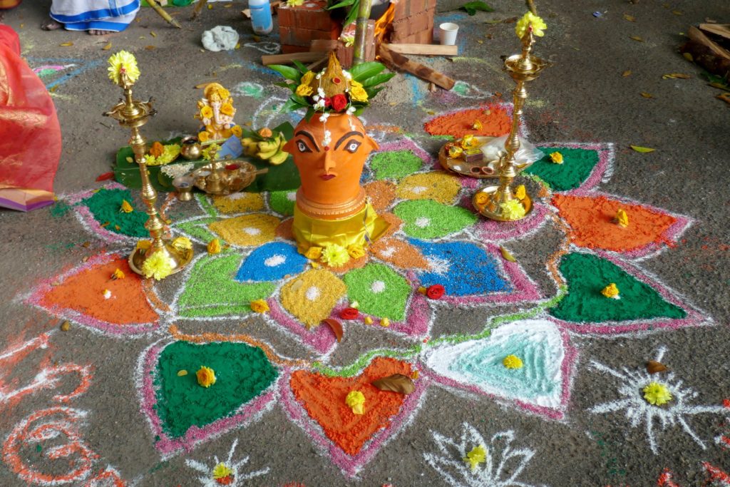 Pongal in George Town, Malaysia. Glückbringende bunte Symbole gehören dazu.