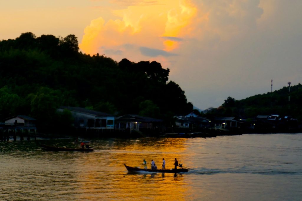 Abendstimmung an der Küste vor Ranong im Süden Thailands.