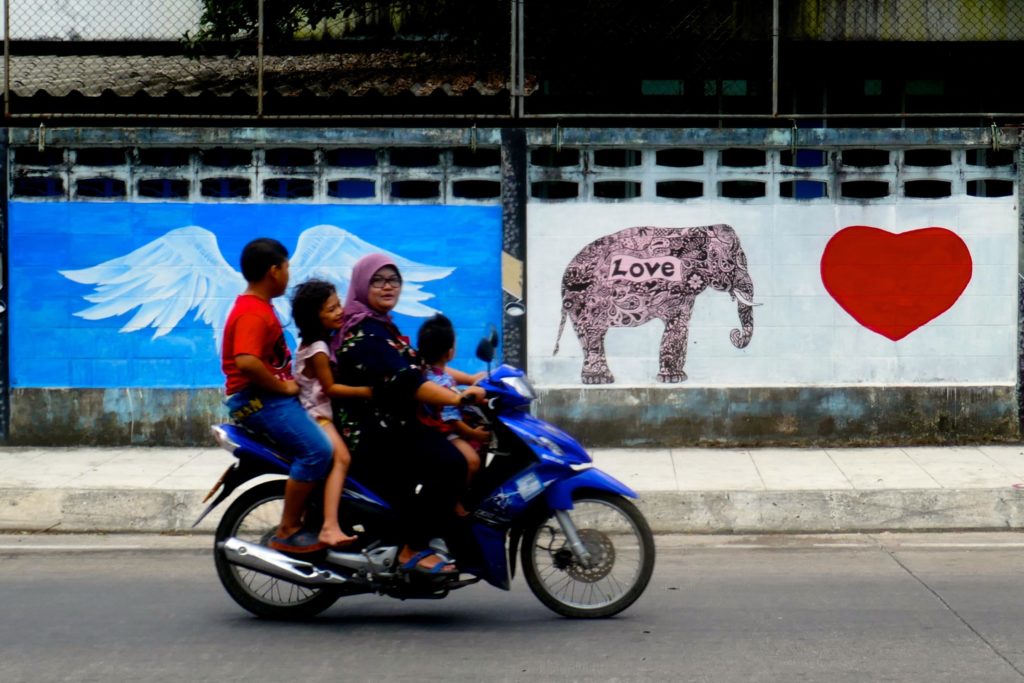 Menschen in Ranong. Unterwegs auf dem Moped.