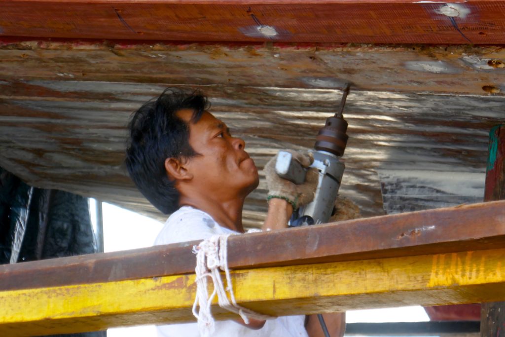 Menschen in Ranong. Arbeit auf dem Werftgelände im Hafen von Ranong.