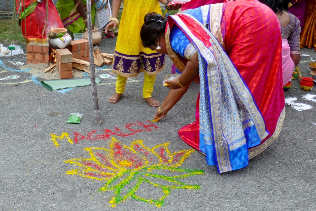 Kolam, ein bunter Glücksbringer bei Pongal in George Town, Malaysia.