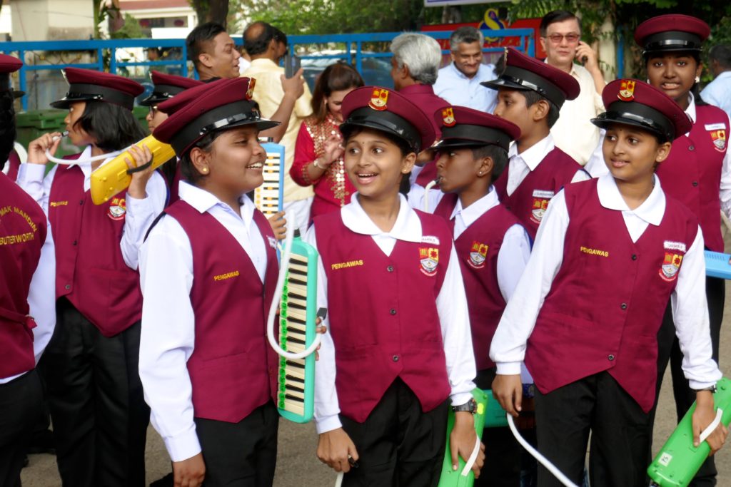 Jugendliche Musikanten nach getaner Arbeit beim Erntedankfest Pongal in George Town, Malaysia.