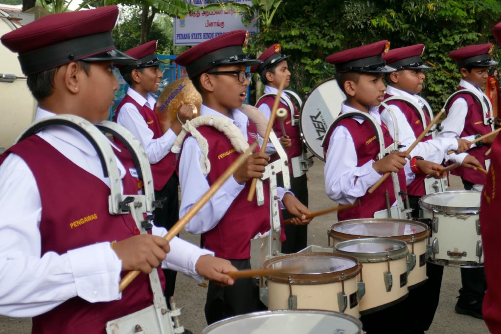 Junge Musiker im Einsatz beim indischen Erntedankfest Pongal in George Town, Malaysia.