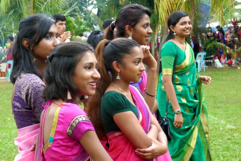 Pongal, indisches Erntedankfest in George Town. Zuschauerinnen bei Kabadi.