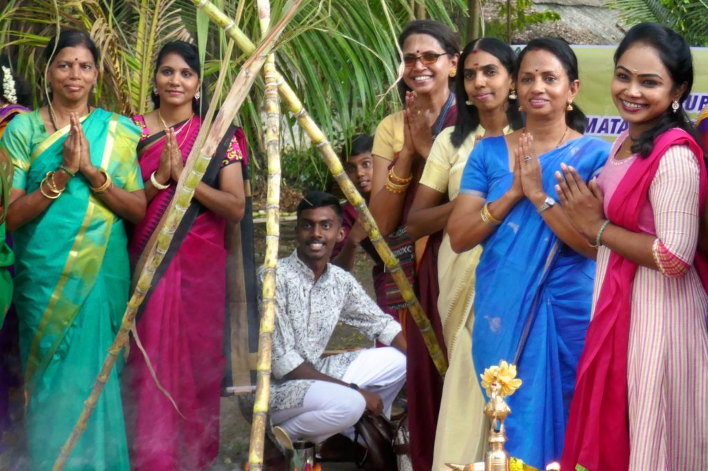 Festlich gekleidete Teilnehmer des indischen Erntedankfestes Pongal in George Town, Malaysia.