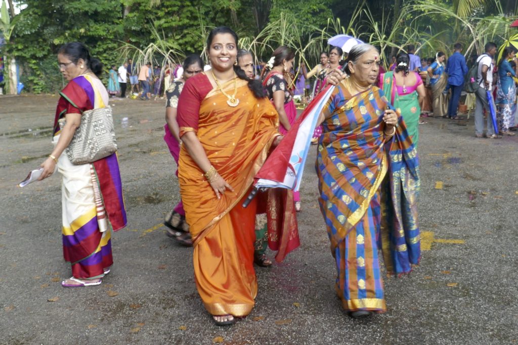 Nach dem Regen beim indischen Erntedankfest Pongal in George Town, Malaysia.