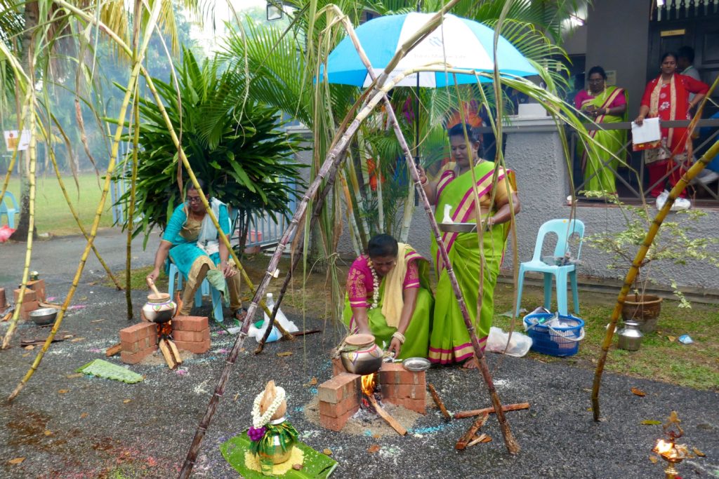 Pongal, indisches Erntedankfest im malaysischen George Town, im Regen.