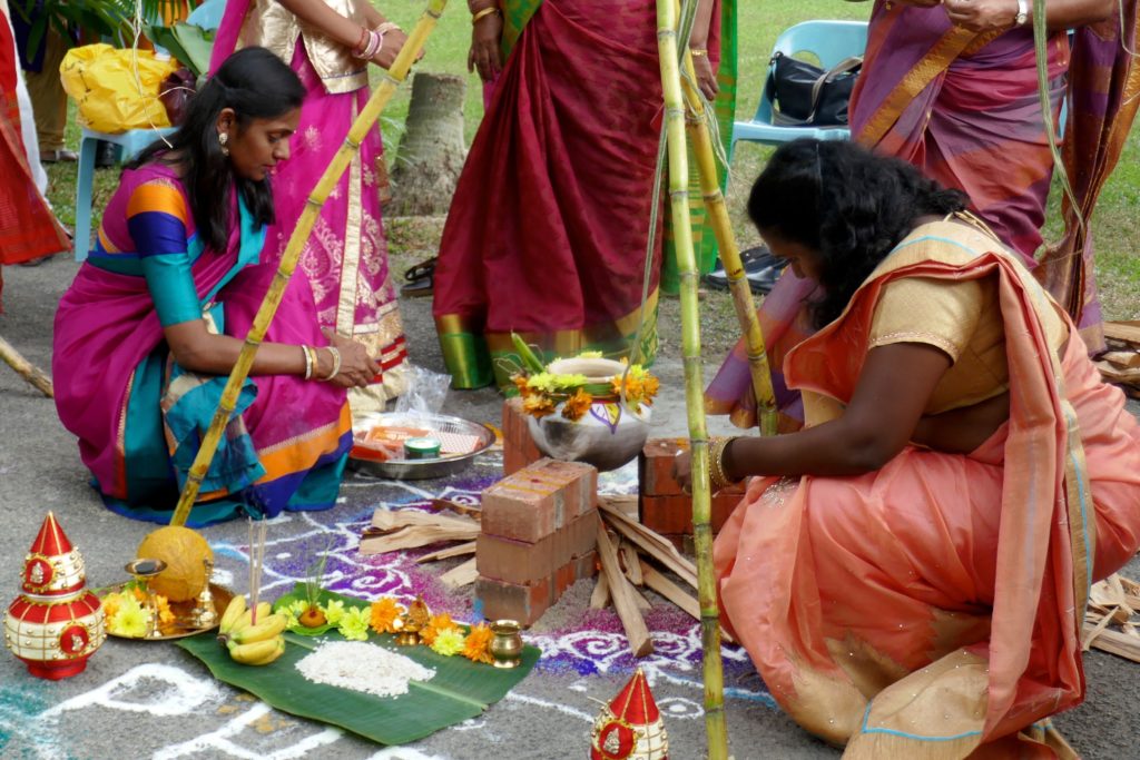 Reis und Früchte für die Götter. Pongal in George Town, Malaysia.