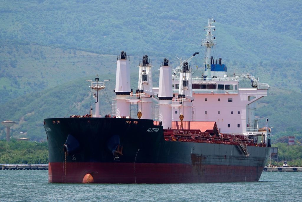 Die Alithia, ein Frachter unter maltesischer Flagge, im Hafen von Santiago de Cuba.