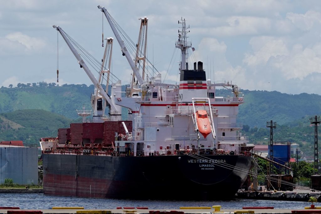 Western Fedora, Frachtschiff aus Zypern, im Hafen von Santiago de Cuba.