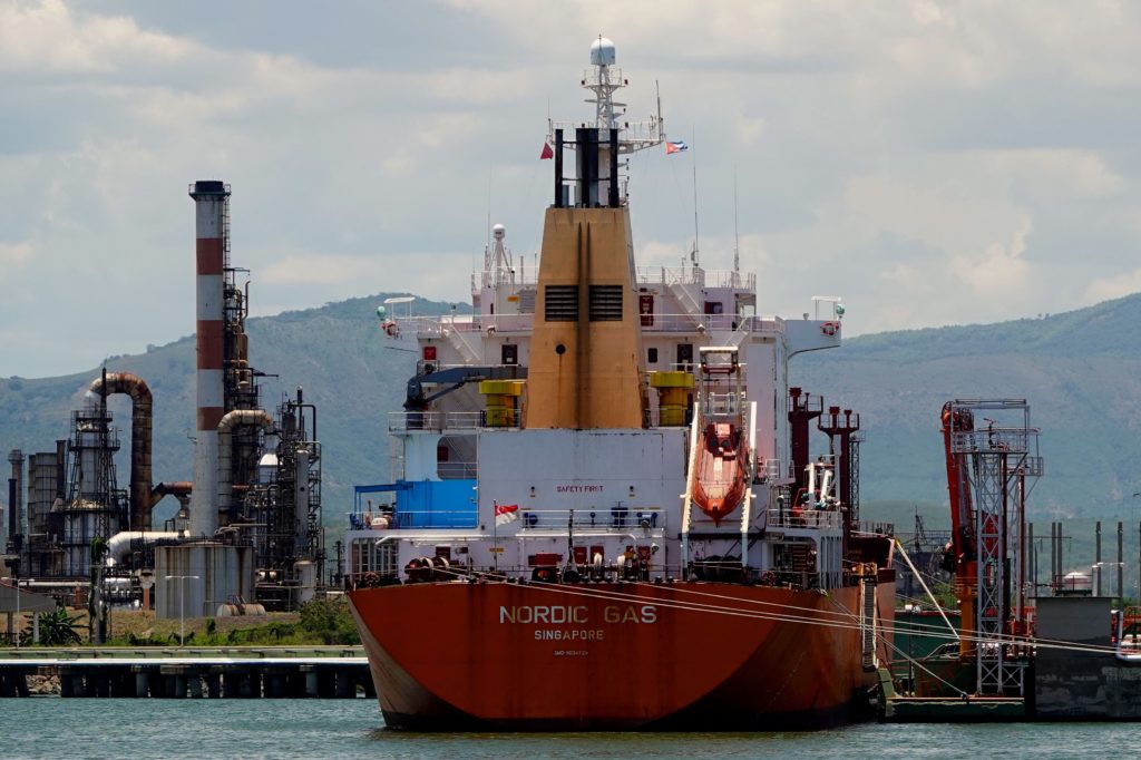 Tanker Nordic Gas aus Singapur im Hafen von Santiago de Cuba