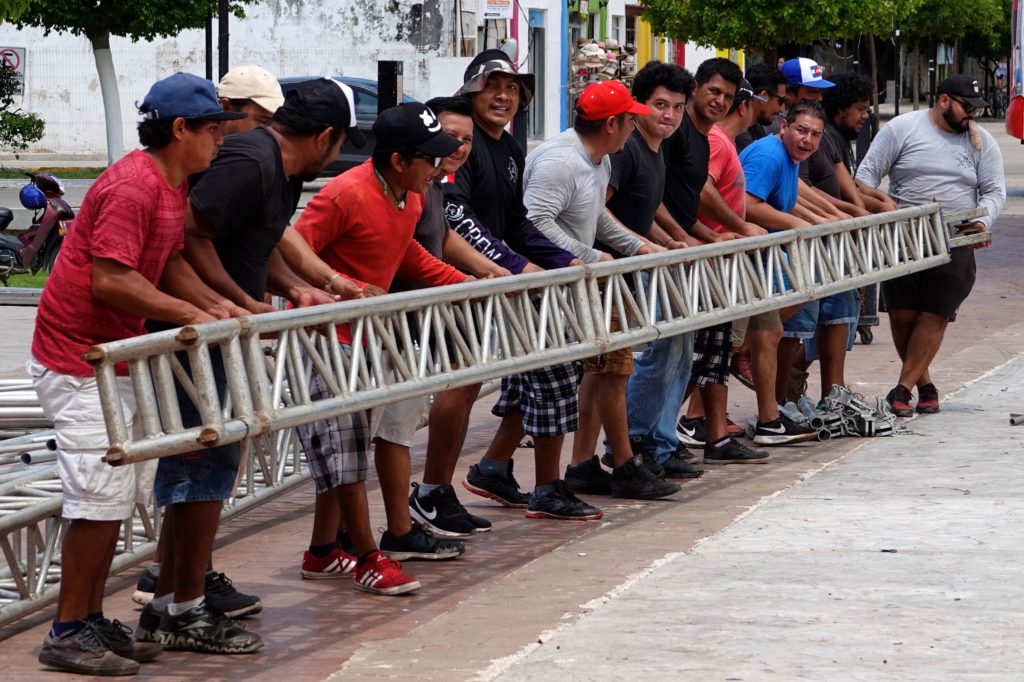 Männer mit vereinten Kräften in Campeche. Aufbauarbeiten vor mexikanischem Nationalfeiertag.