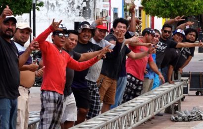 Männer bei der Arbeit in Campeche. Vorbereitungen zum Nationalfeiertag, dem Tag der Unabhängigkeit.