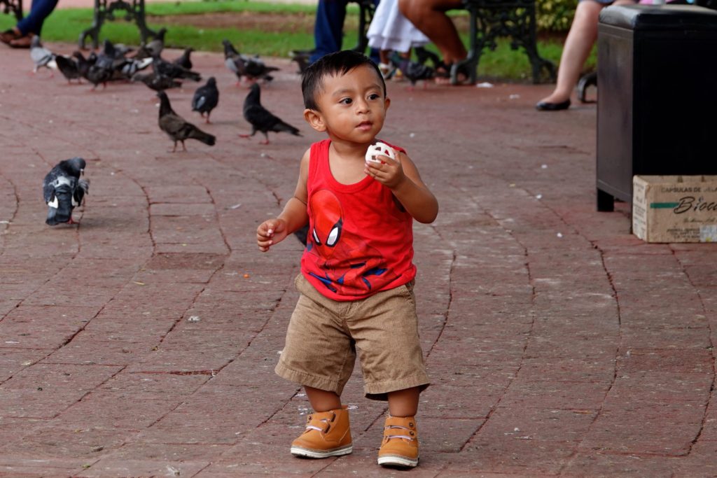 Kleiner Junge im Parque Principal von Campeche.