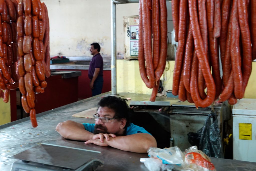 Wurstverkäufer auf dem zentralen Markt von Campeche, Mexiko.